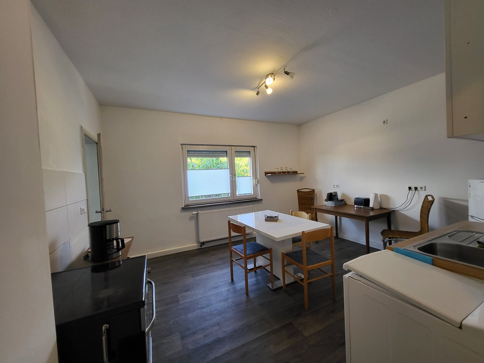 Kueche mit Esstisch der Ferienwohnung im 1. Obergeschoss in Nordhausen