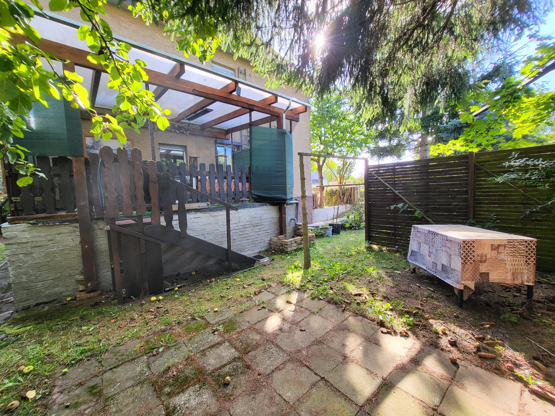 Gartenbereich mit Blick zur überdachten Terrasse der EG-Wohnung