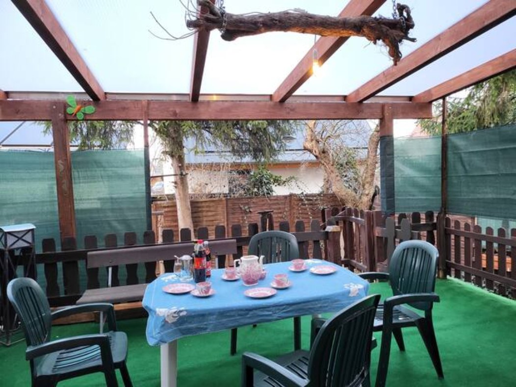 Überdachte Terrasse der EG-Wohnung