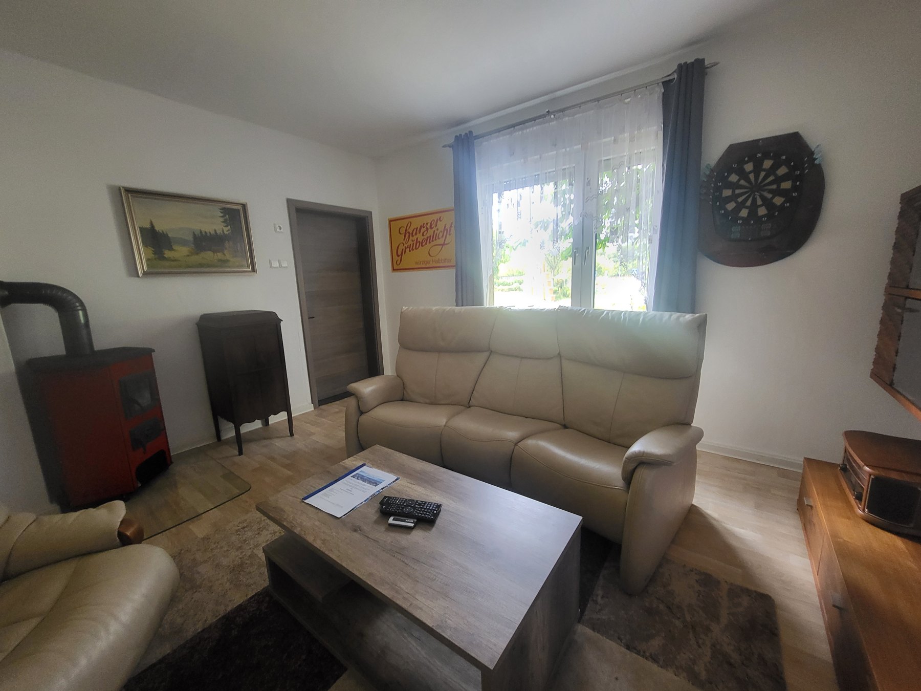 Weiterer Blick ins Wohnzimmer der EG-Wohnung
