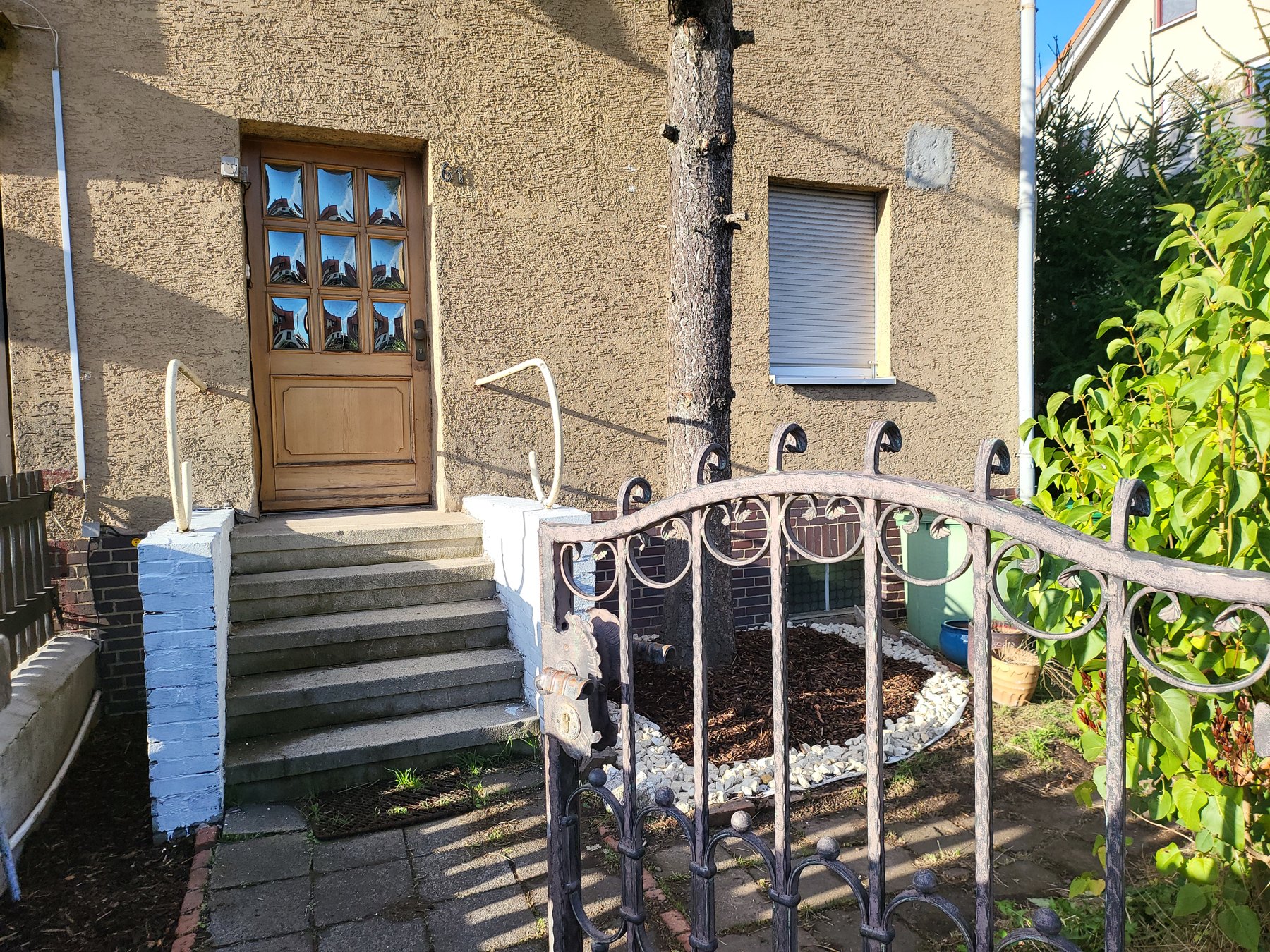 Eingang und Vorgarten zur Haustür für das Rettig Haus Obergeschoss