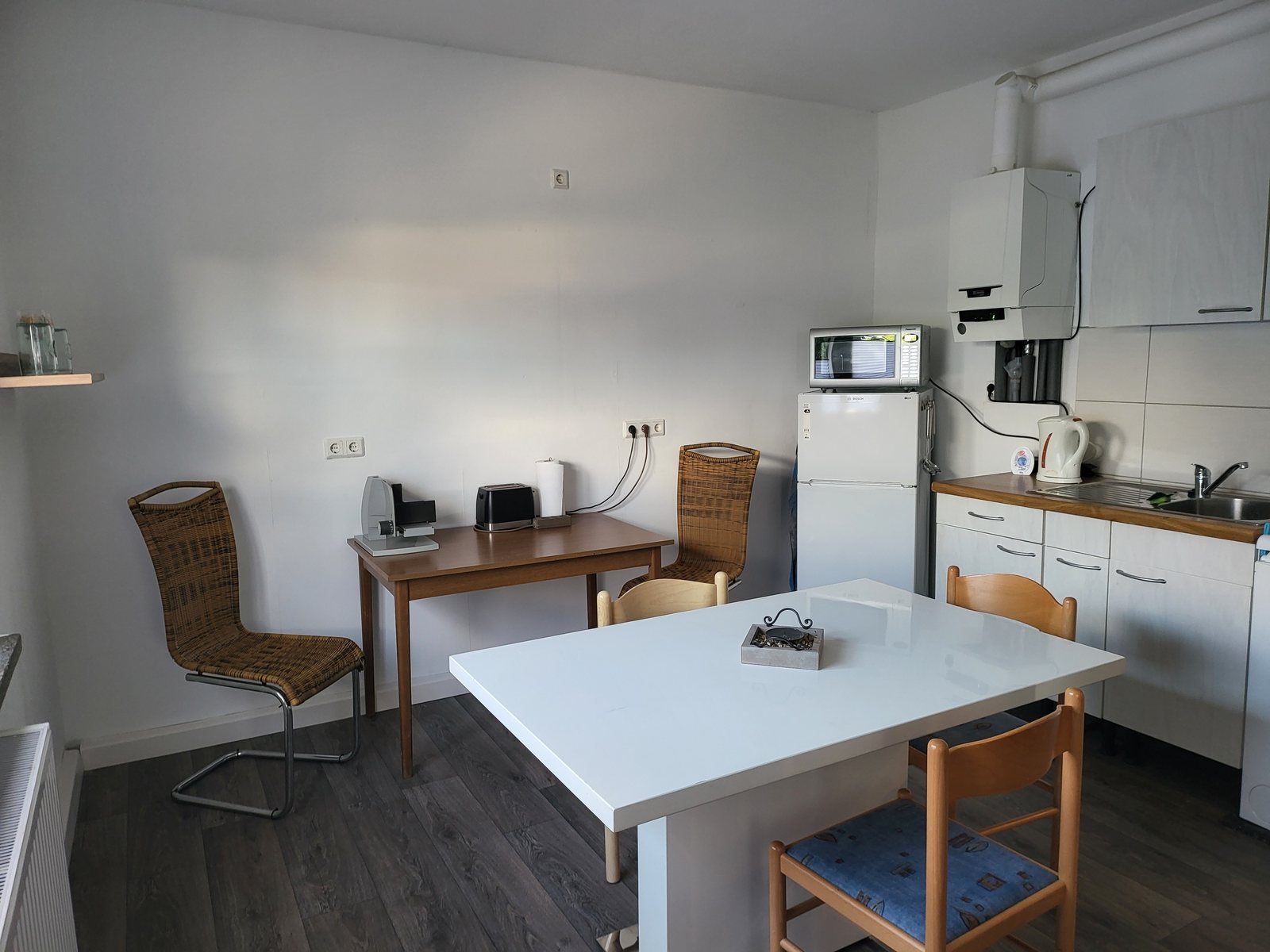 Kleine Küche mit Kühlschrank und Herd im ersten Obergeschoss
