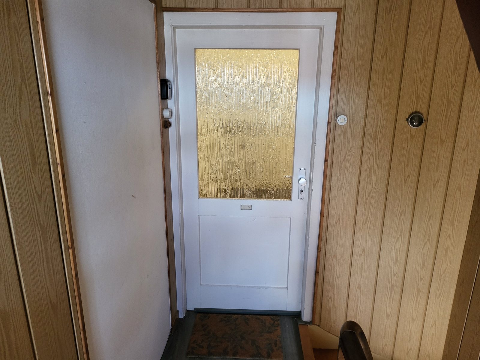 Wohnungstür im ersten Obergeschoss mit Schlüsselsafe ohne sichtbaren Code